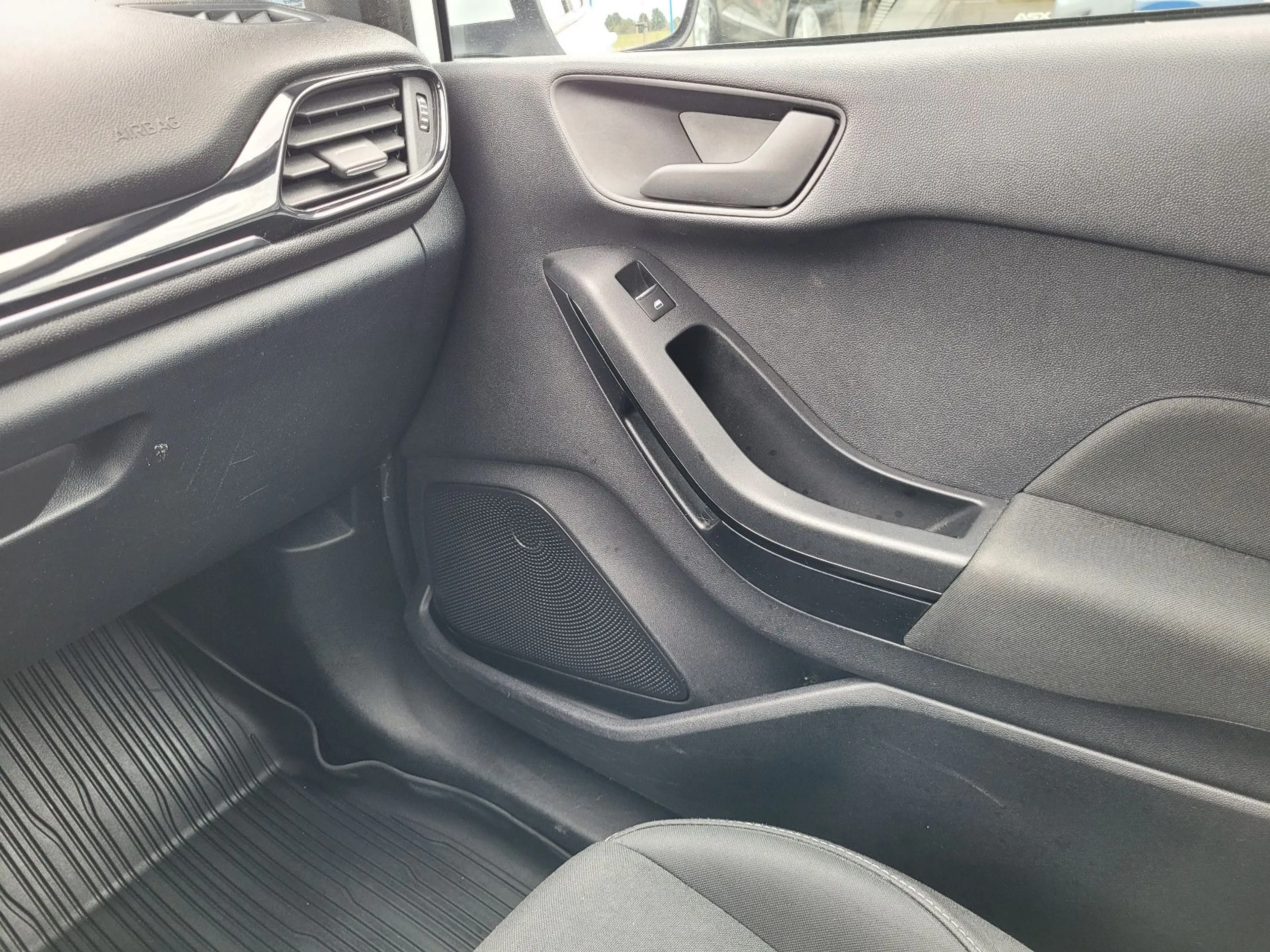 Ford Fiesta Trend — photo 23