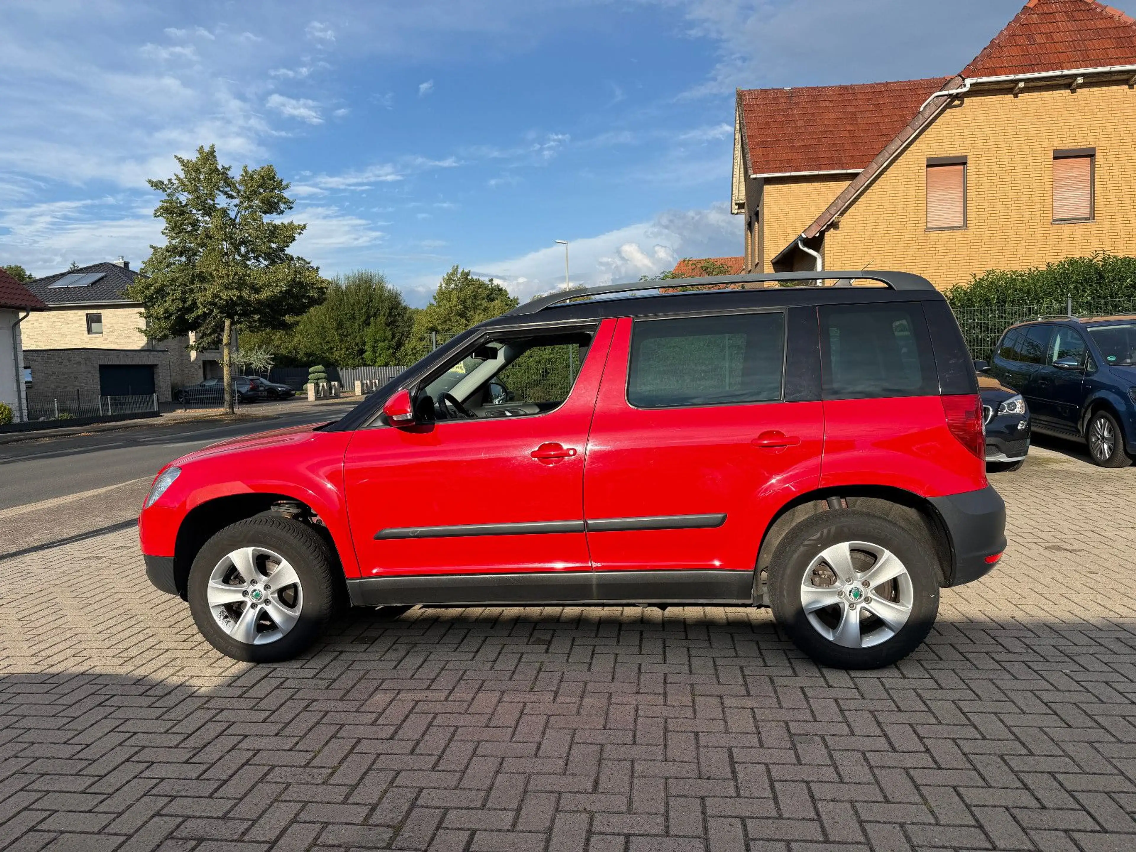 Skoda Yeti 1.4, TÜV neu, AHK, Scheckheft, Pano, Navi — photo 2