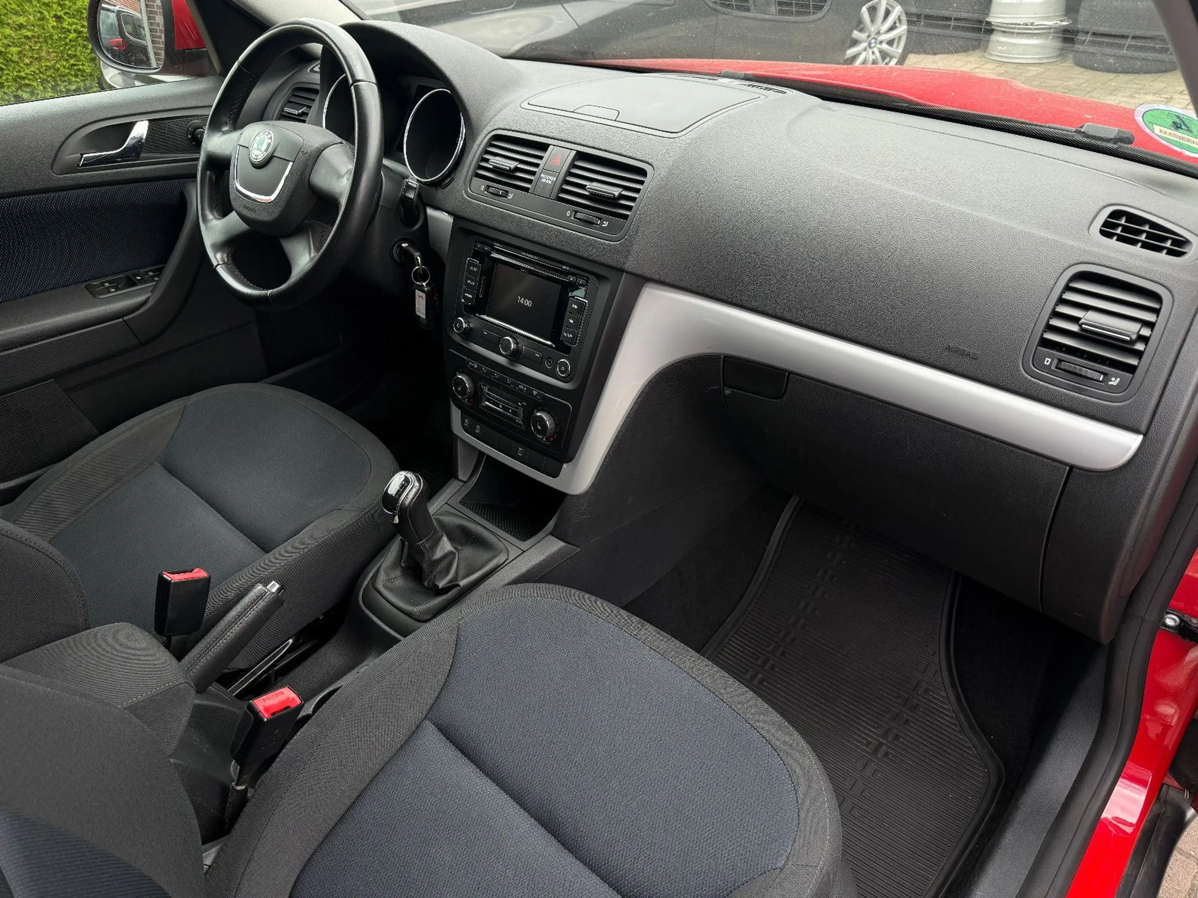 Skoda Yeti 1.4, TÜV neu, AHK, Scheckheft, Pano, Navi — photo 14