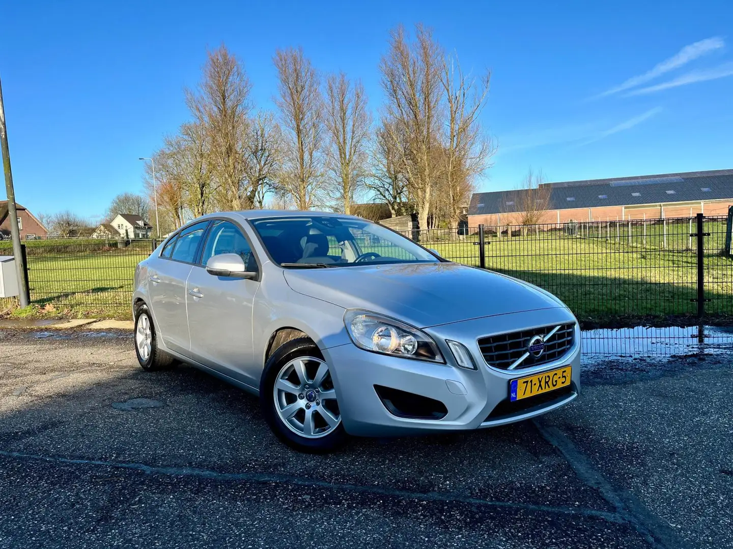 Volvo S60 1.6 T3 Kinetic / 150pk / Trekhaak / Navigatie / Ezüst - 1