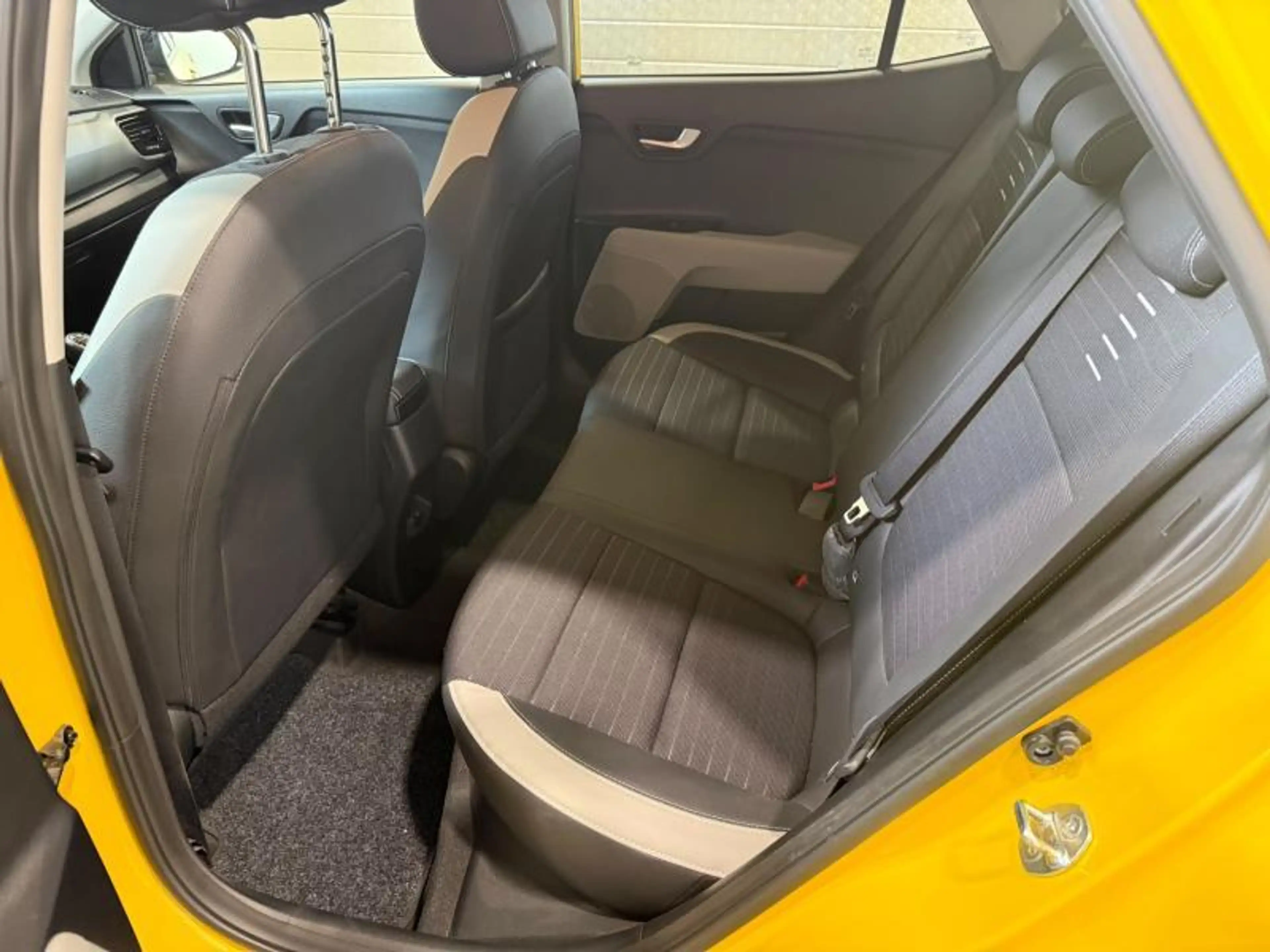 Kia Stonic . — photo 15