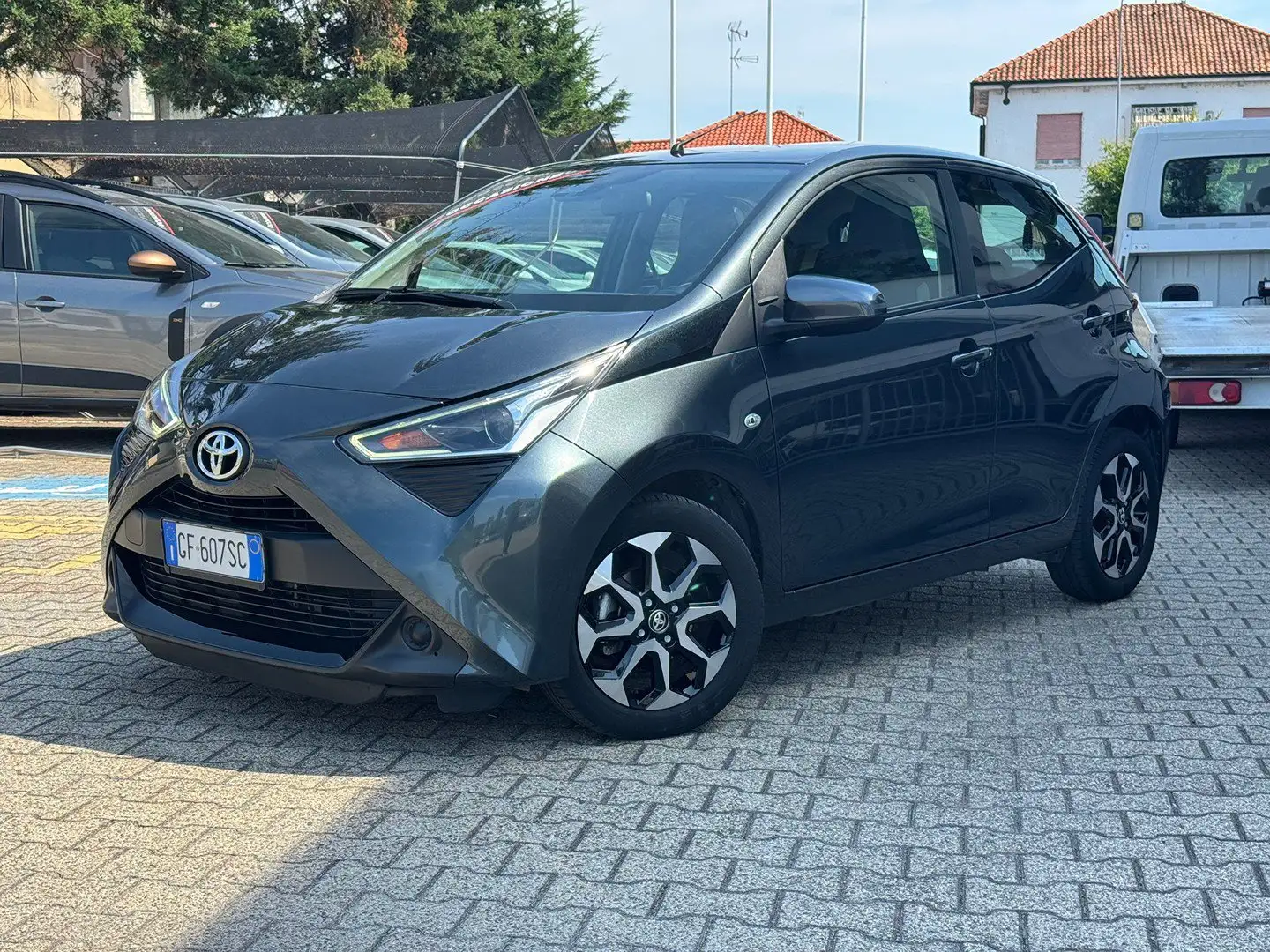 Toyota Aygo 5 Porte 1.0 VVT-i 72cv x-fun Grigio - 2