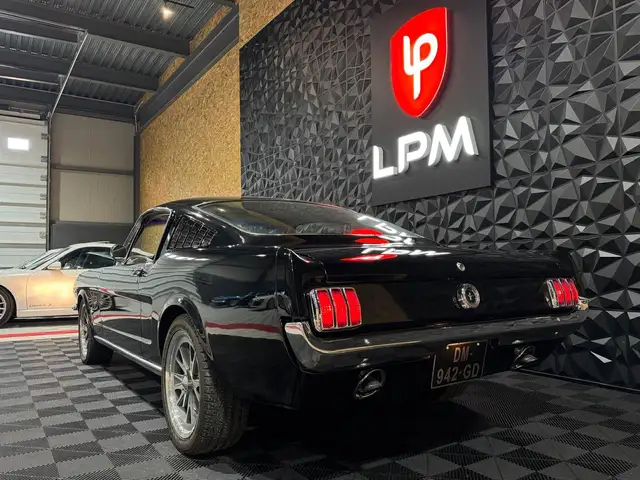 Ford Mustang view 4