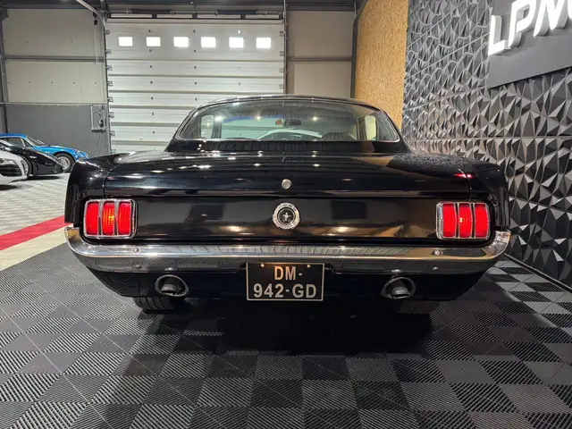 Ford Mustang view 5