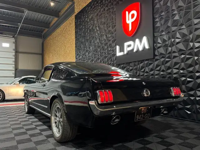 Ford Mustang view 4
