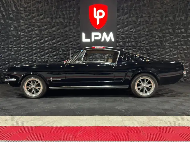 Ford Mustang view 3