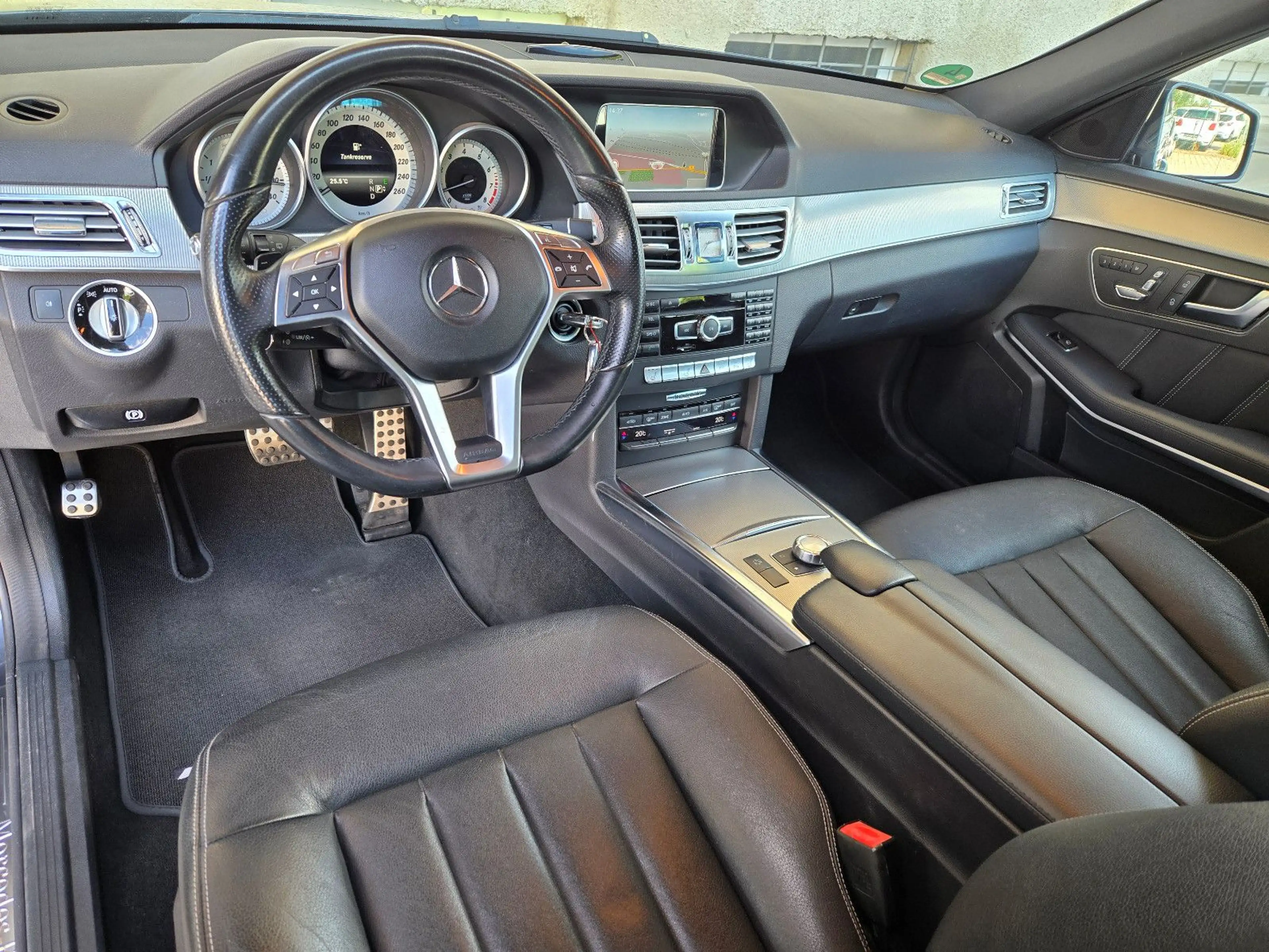Mercedes-Benz E 250 E T-Modell E 250 CGI AMG — photo 11