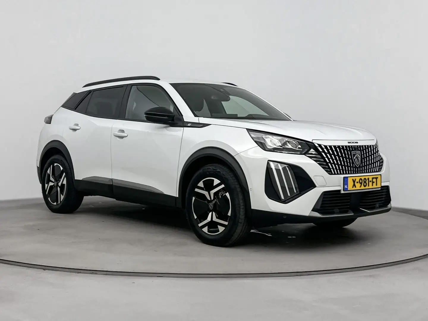 Peugeot e-2008 EV Allure 54 kWh | Camera | Navigatie | Long range Wit - 2