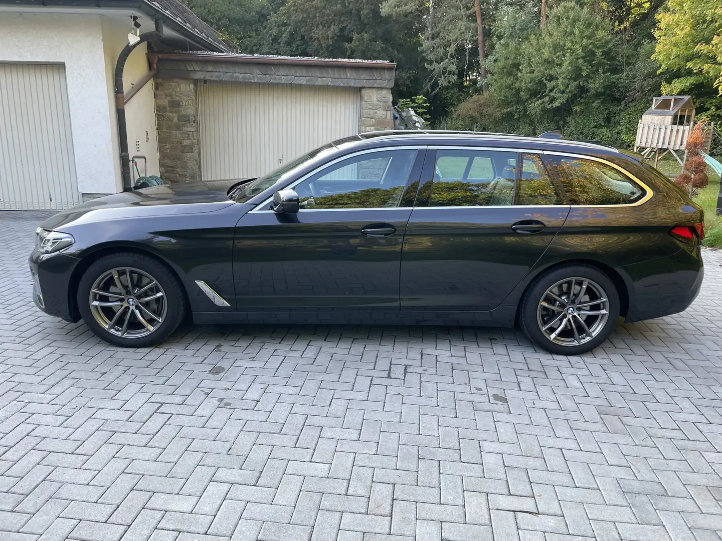 BMW 530 530d Touring Aut. Luxury Line Grau - 2