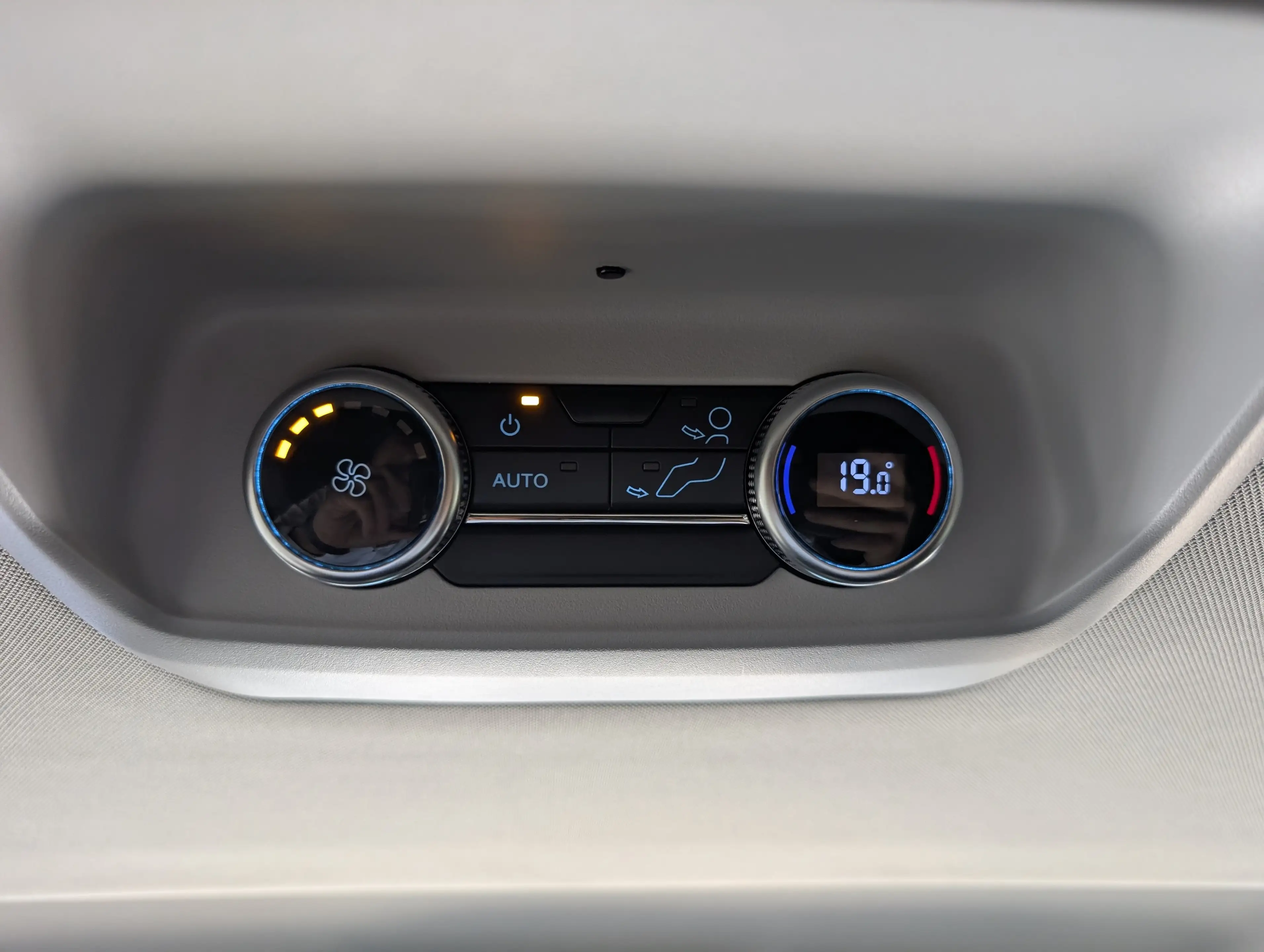 Ford Tourneo Custom 2.0 EcoBlue L1 Titanium — photo 15