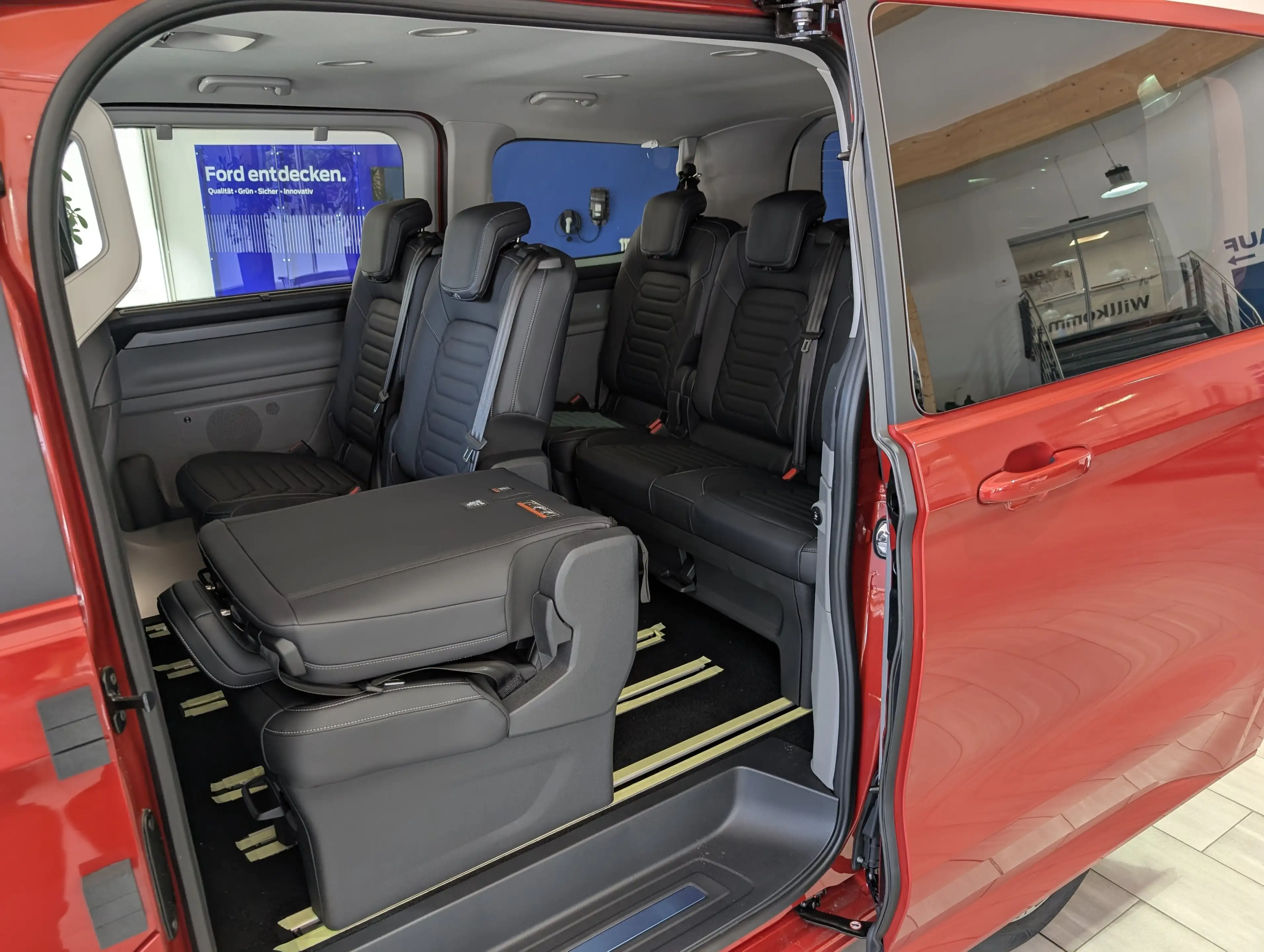 Ford Tourneo Custom 2.0 EcoBlue L1 Titanium — photo 14
