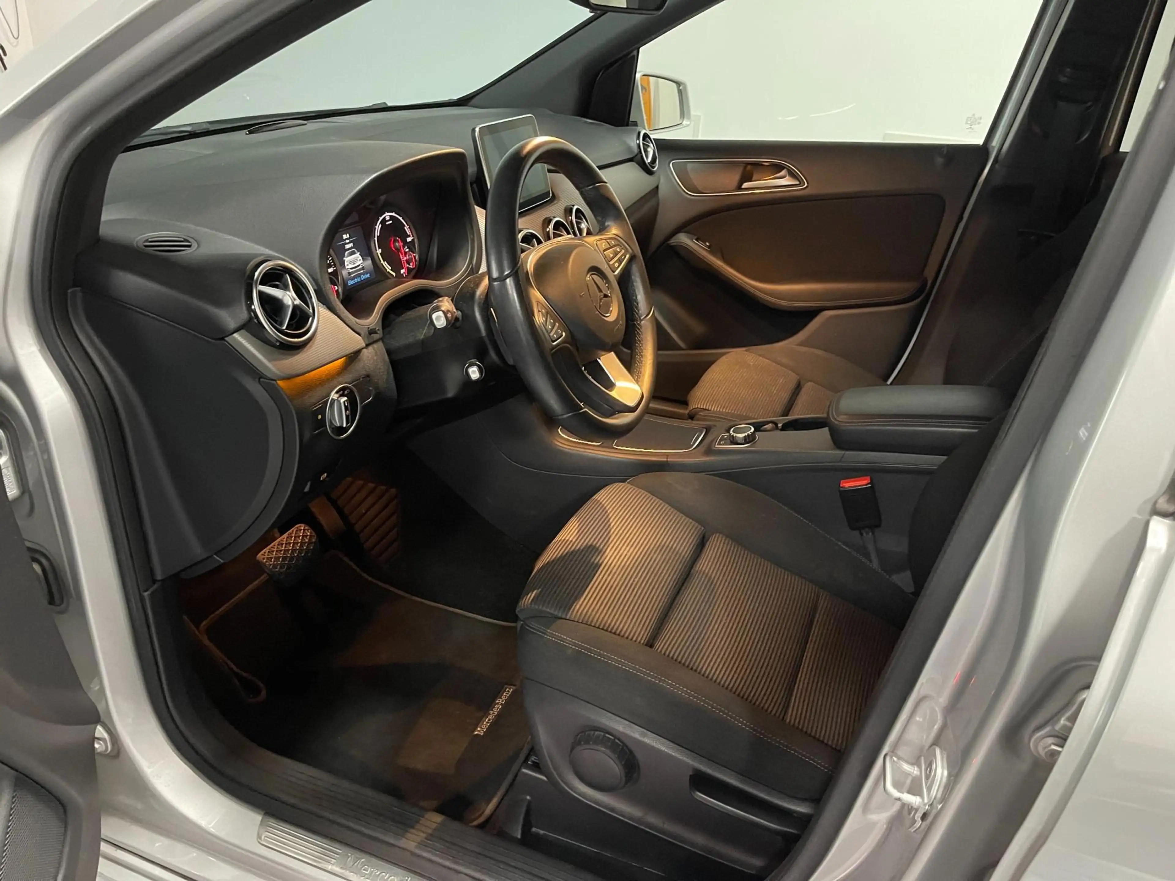 Mercedes-Benz B 250 e Lease Edition 28 kWh (SOH) 97% Navigatie NL Auto — photo 9