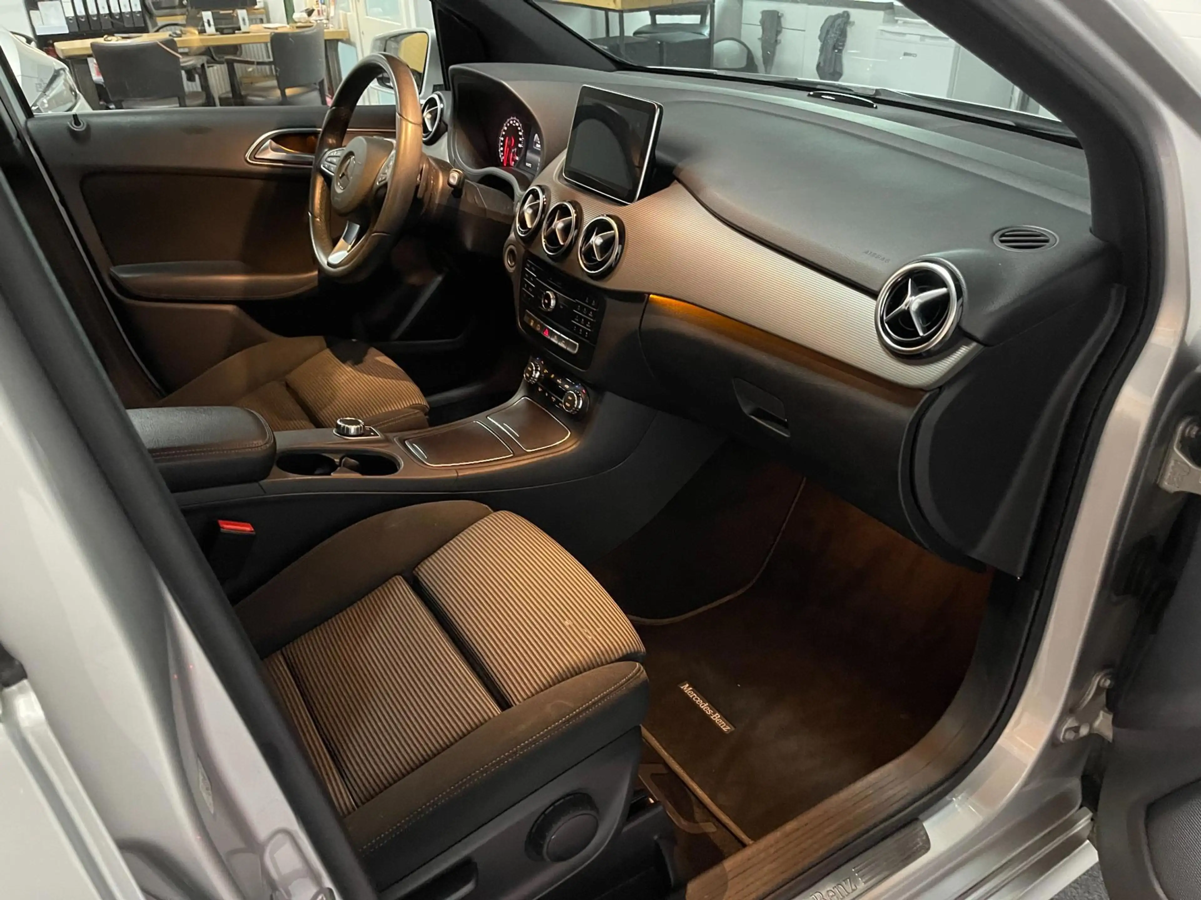 Mercedes-Benz B 250 e Lease Edition 28 kWh (SOH) 97% Navigatie NL Auto — photo 11