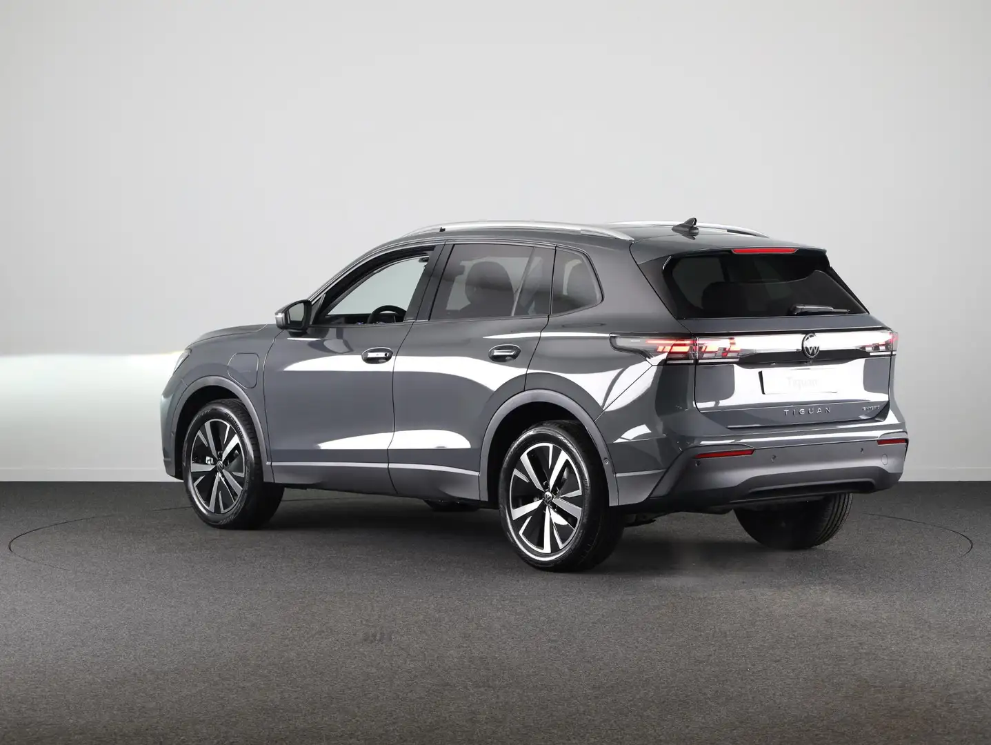 Volkswagen Tiguan Life Edition 1.5 eHybrid 150 kW / 204 pk SUV 6 ver Grijs - 2