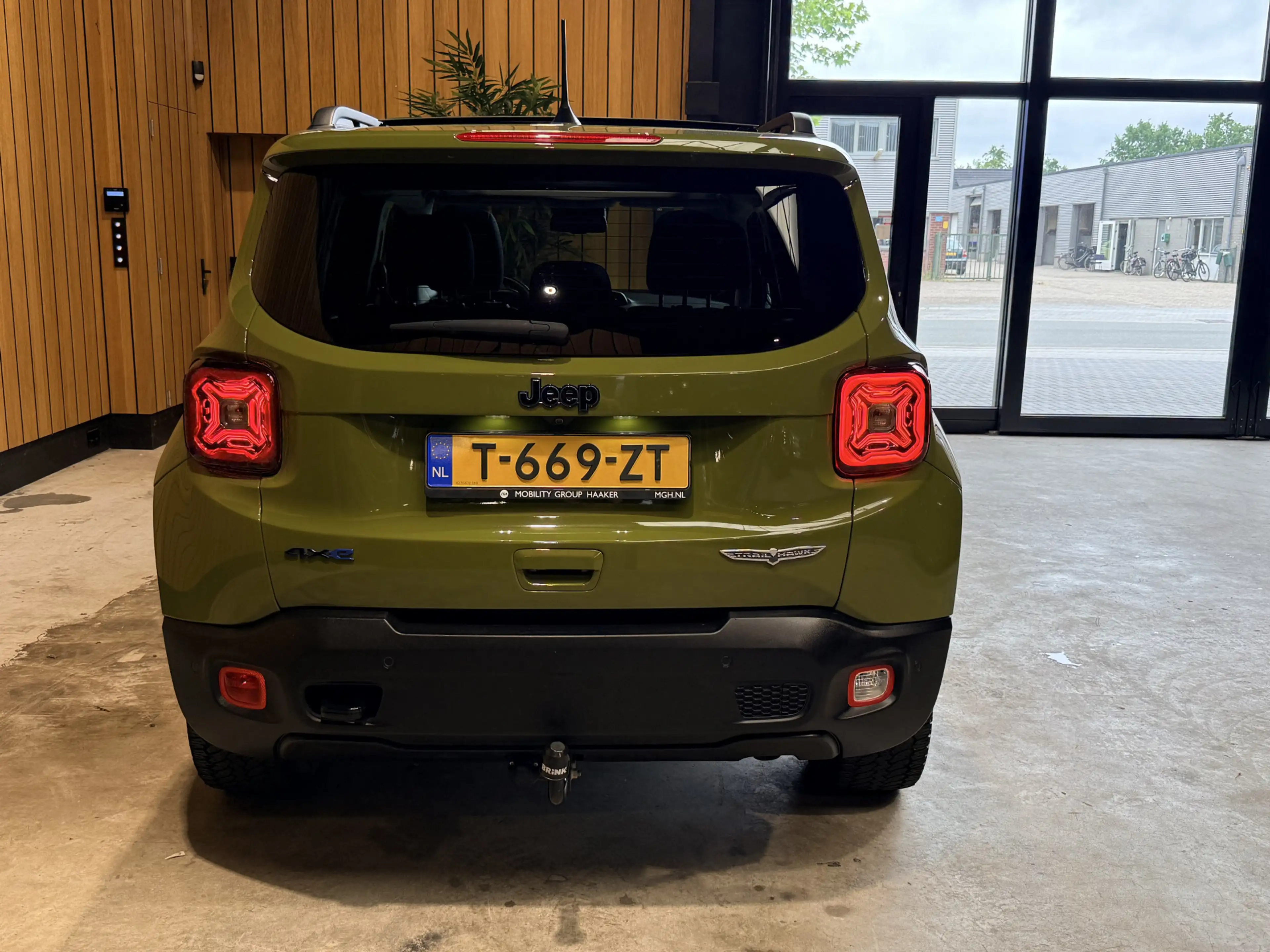 Jeep Renegade 4xe 240 Plug-in Hybrid Electric Trailhawk Leer | P — photo 8