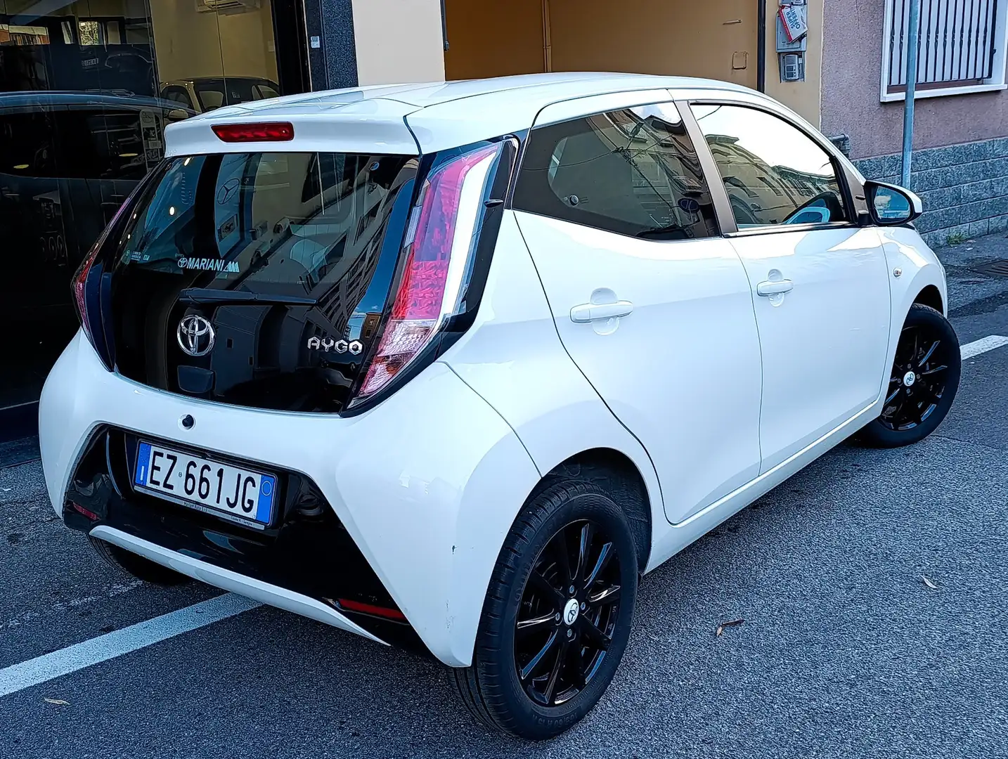 Toyota Aygo 5p 1.0 69cv Navi Telecamera Bluetooth FULL Bianco - 2