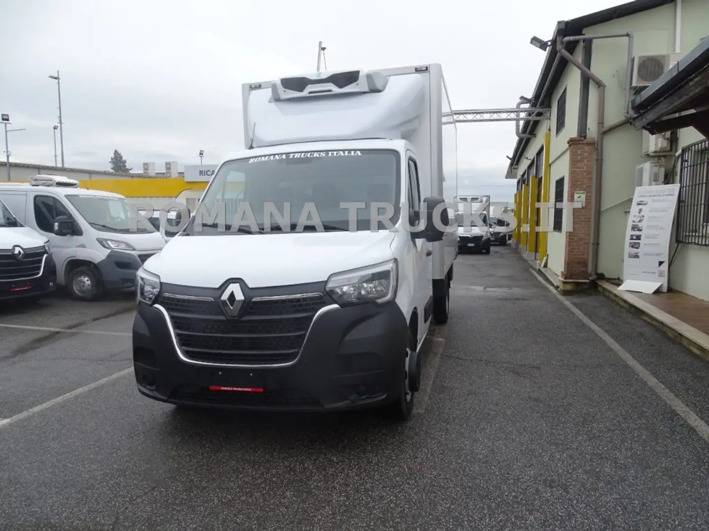 Renault Master ISOTERMICO + FRIGO E GANCIERA CARNI IN ARRIVO Bianco - 2