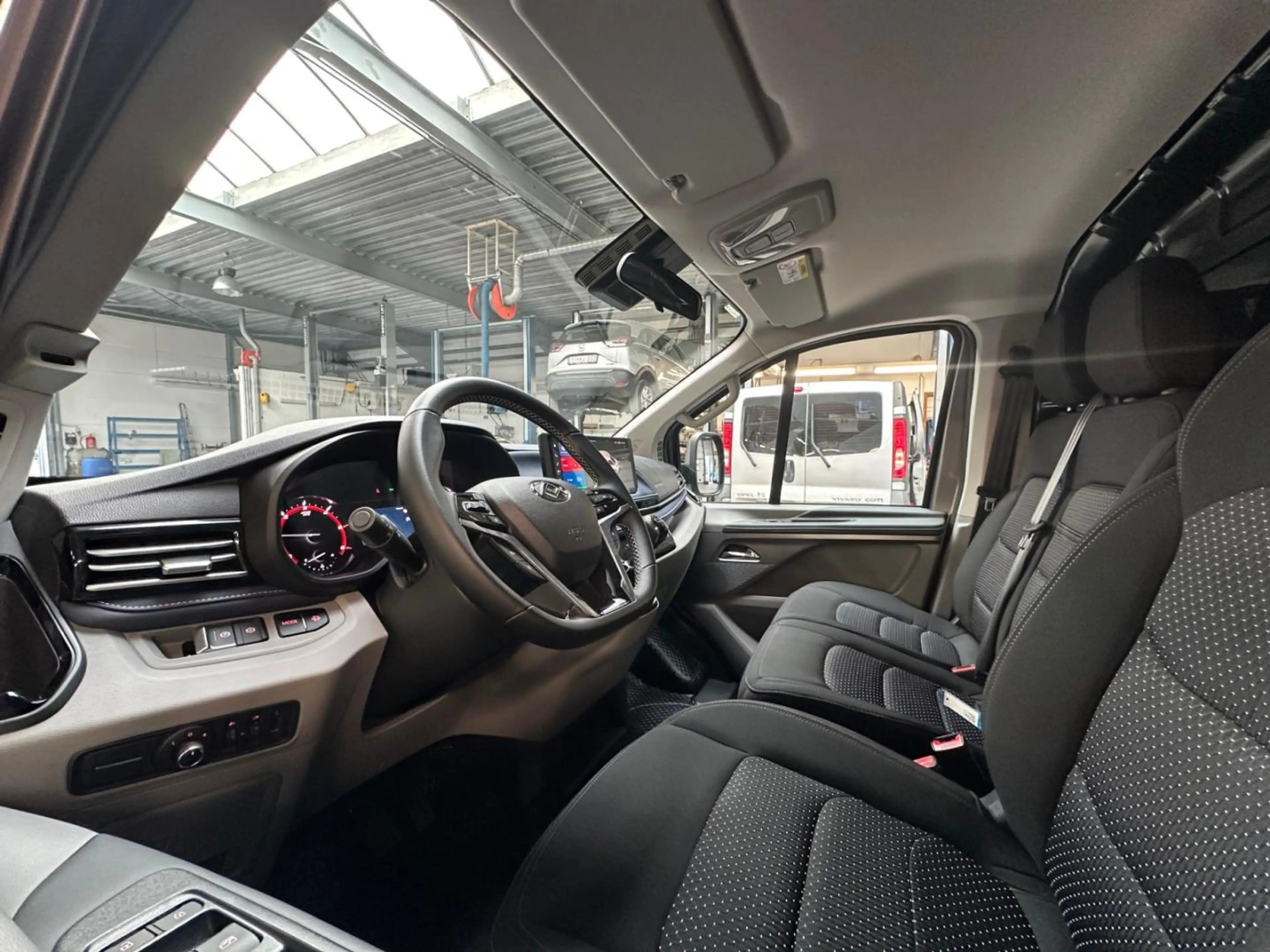 Maxus Deliver 7 L2H1 luxury — photo 8