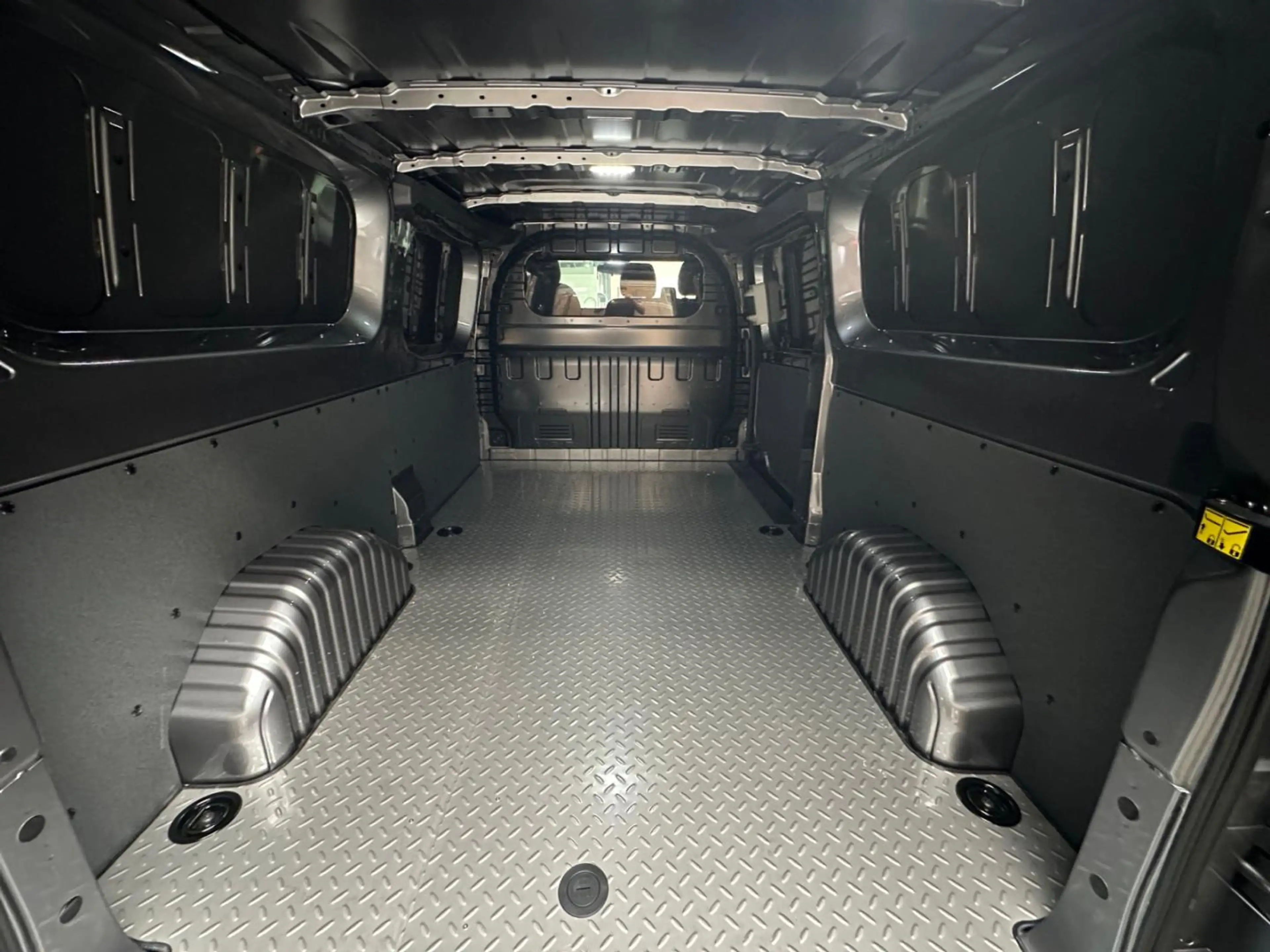 Maxus Deliver 7 L2H1 luxury — photo 6