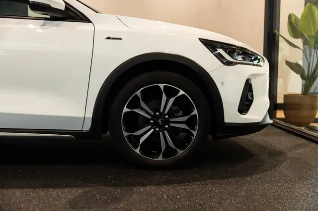 Ford Focus view 15