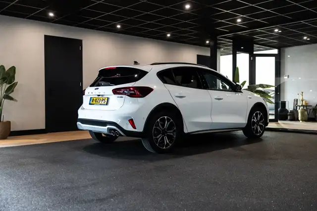 Ford Focus view 3