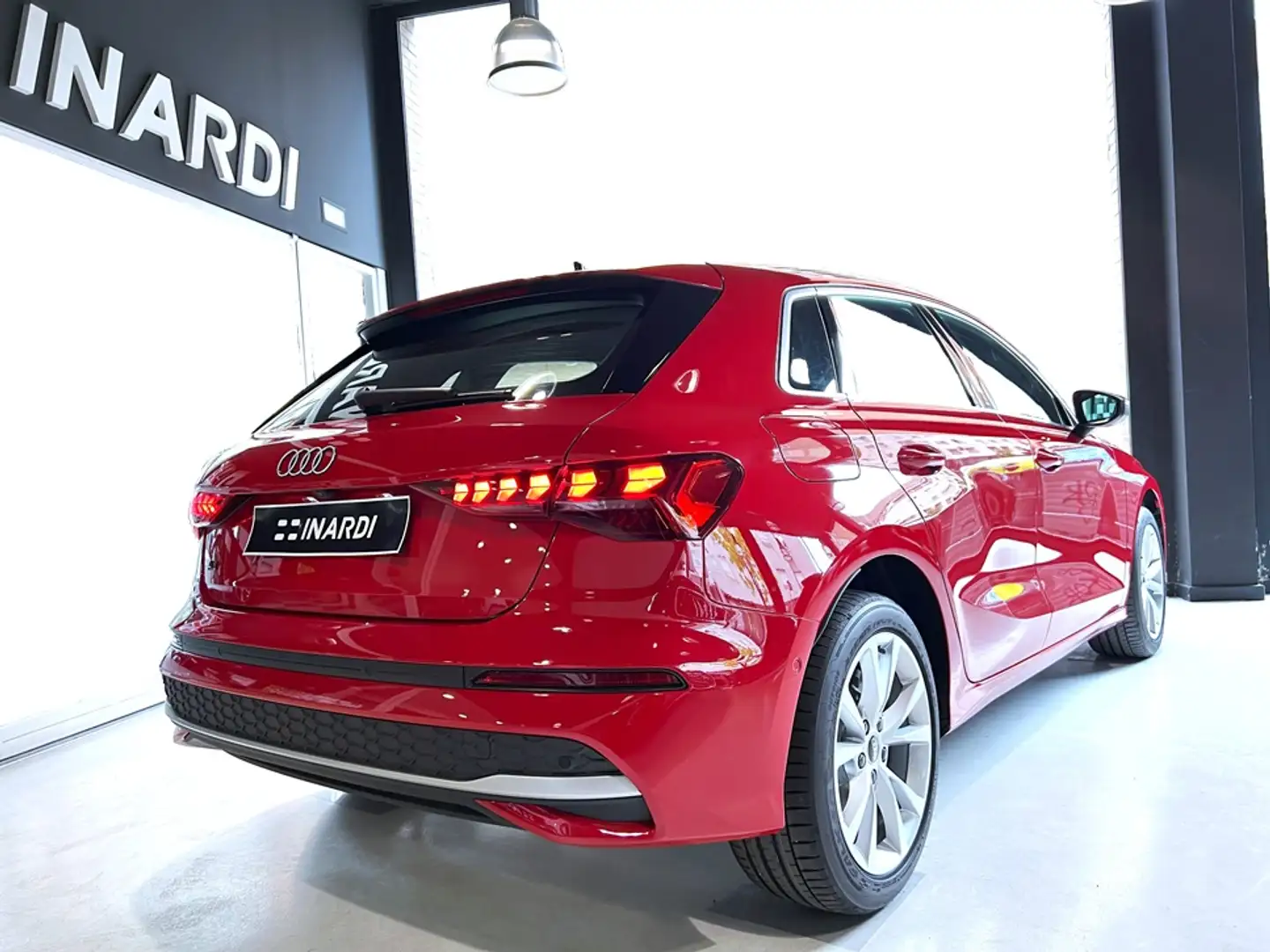 Audi A3 Sportback 30 TFSI Advanced S tronic Rojo - 2