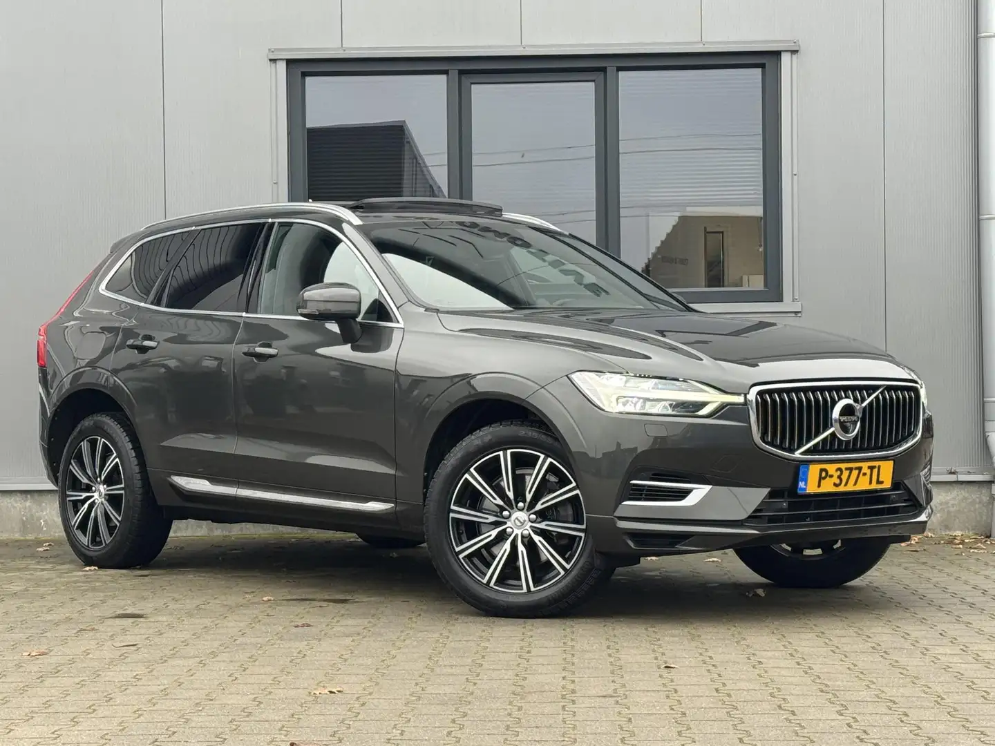 Volvo XC60 2.0 T8 Twin Engine AWD Inscription 407 PK | Luchtv Grau - 2
