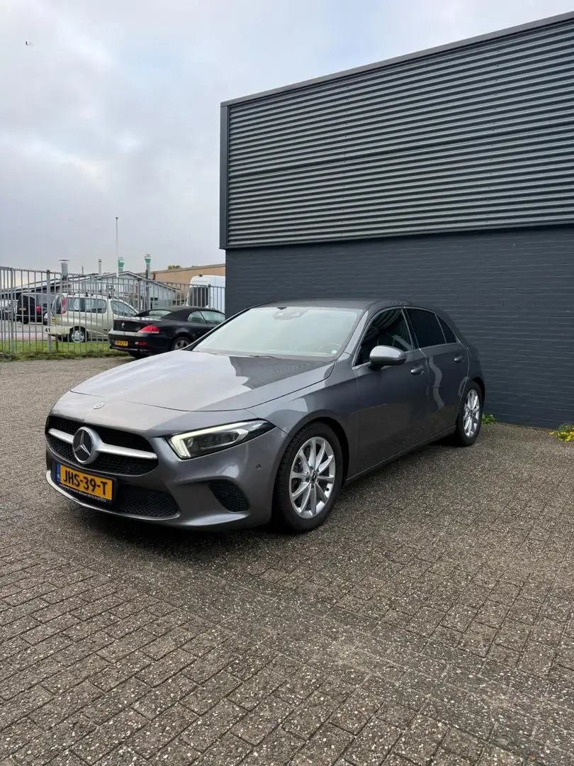 Mercedes-Benz A 250 4MATIC Premium Plus Grau - 1