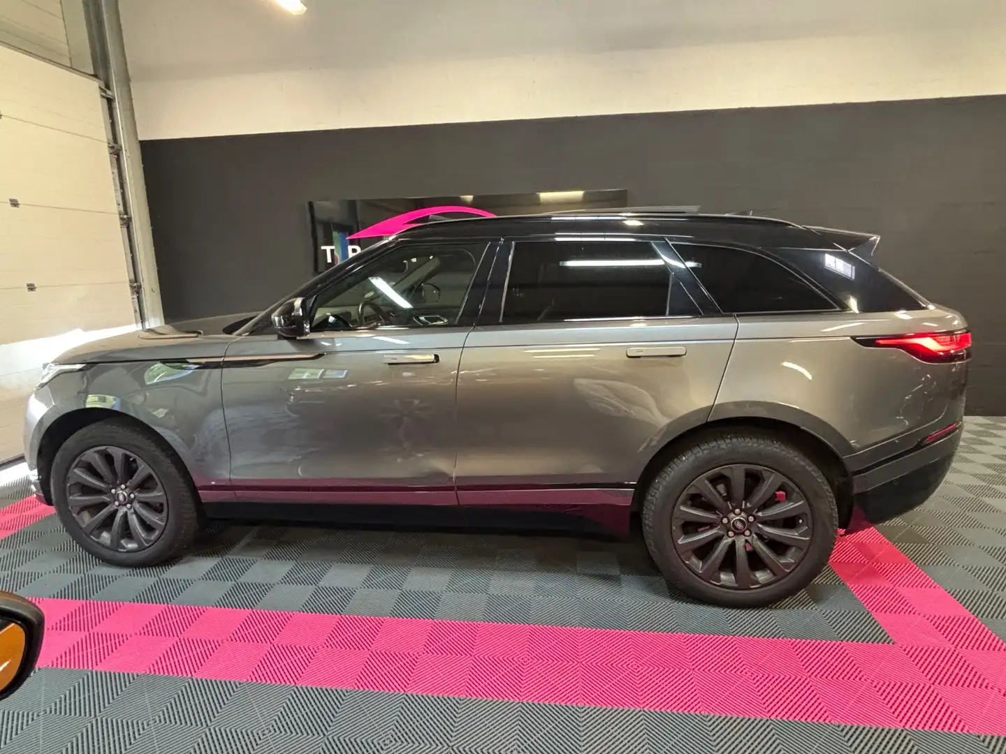 Land Rover Range Rover Velar R-Dynamics SE Šedá - 2