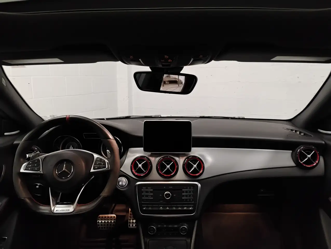 Mercedes-Benz CLA снимка Mercedes-Benz CLA