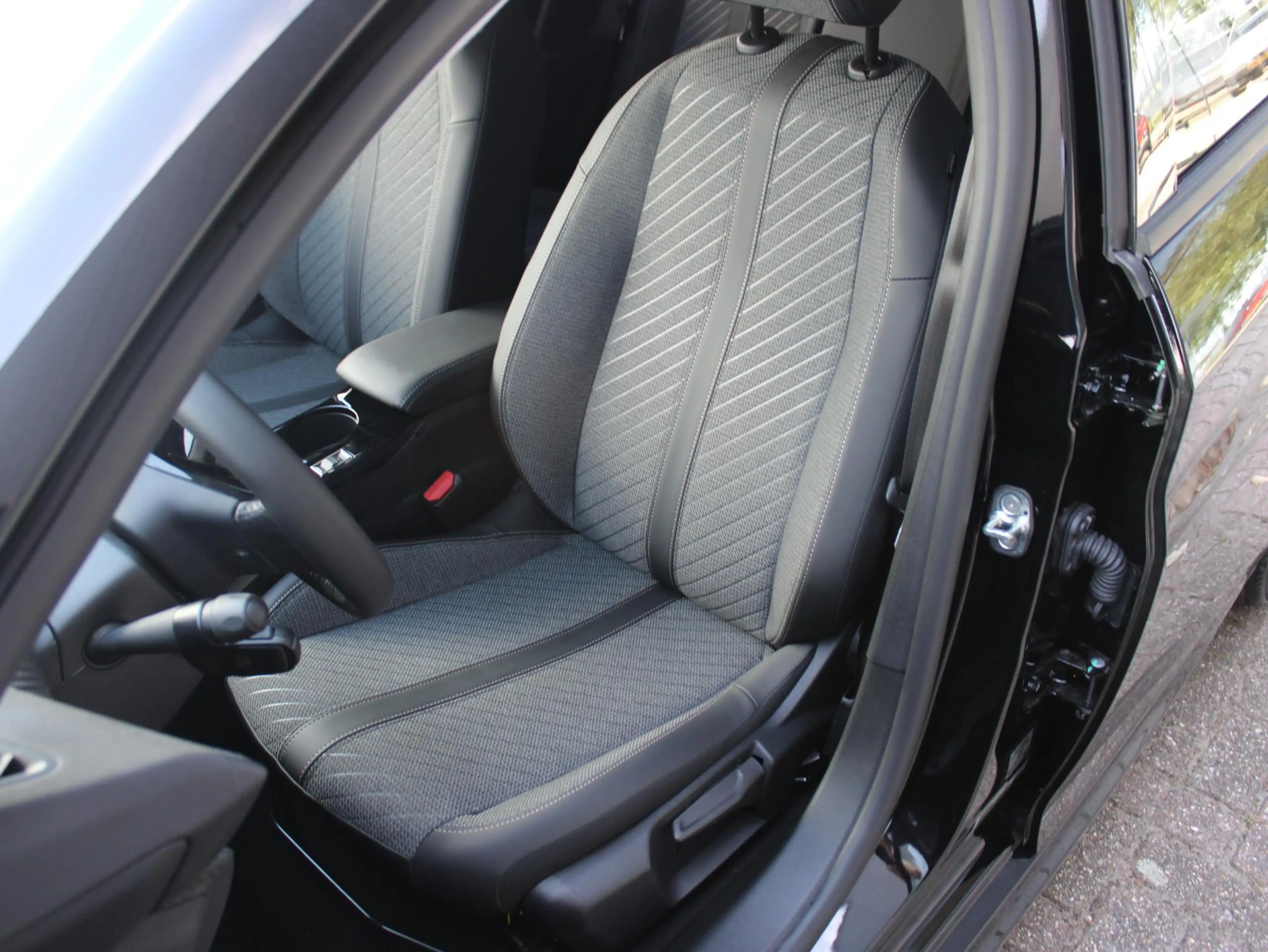 Peugeot 208 1.2 PT 100 Allure VOORRAADKORTING — photo 5