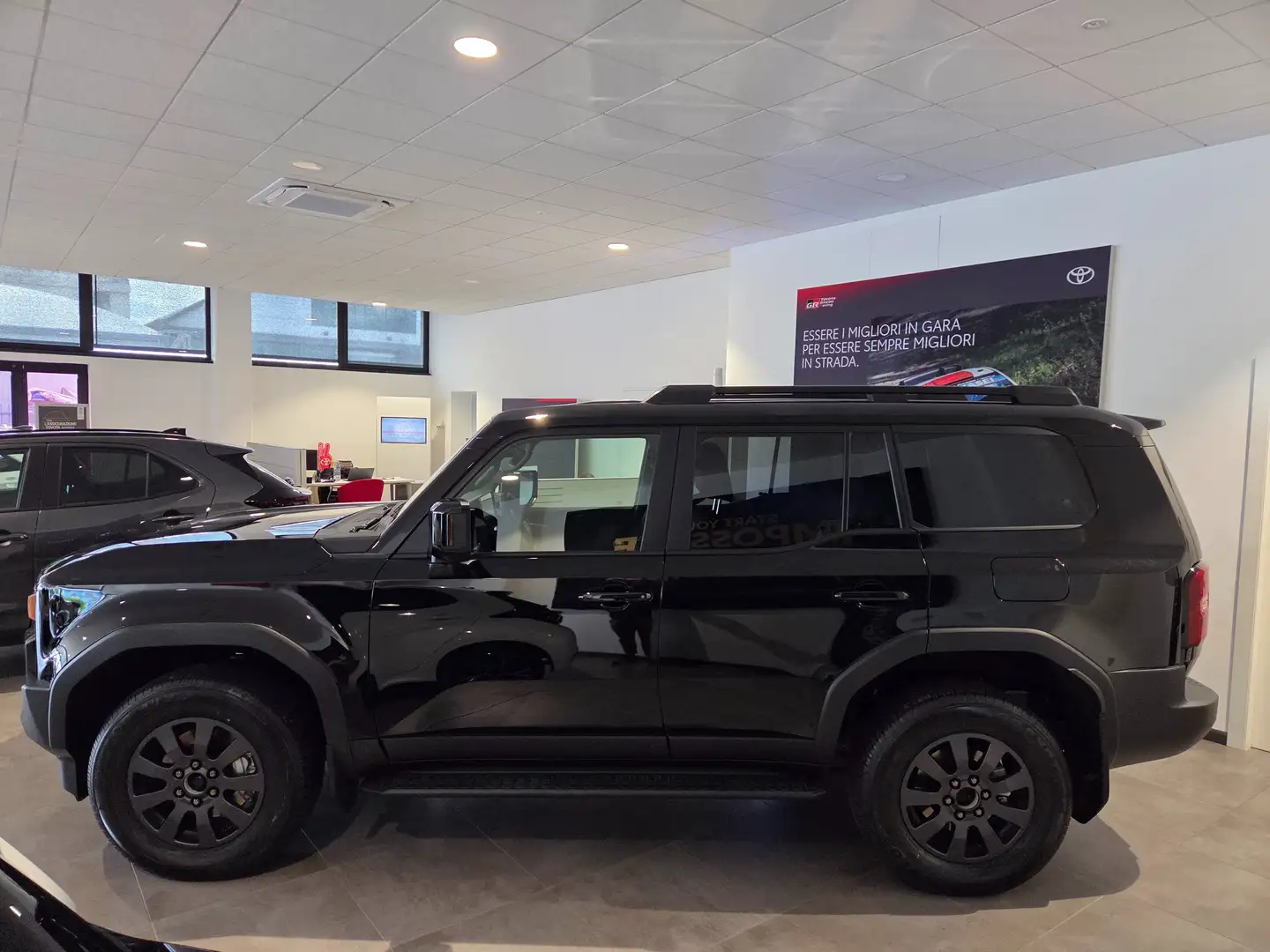 Toyota Land Cruiser Adventure Nero - 2