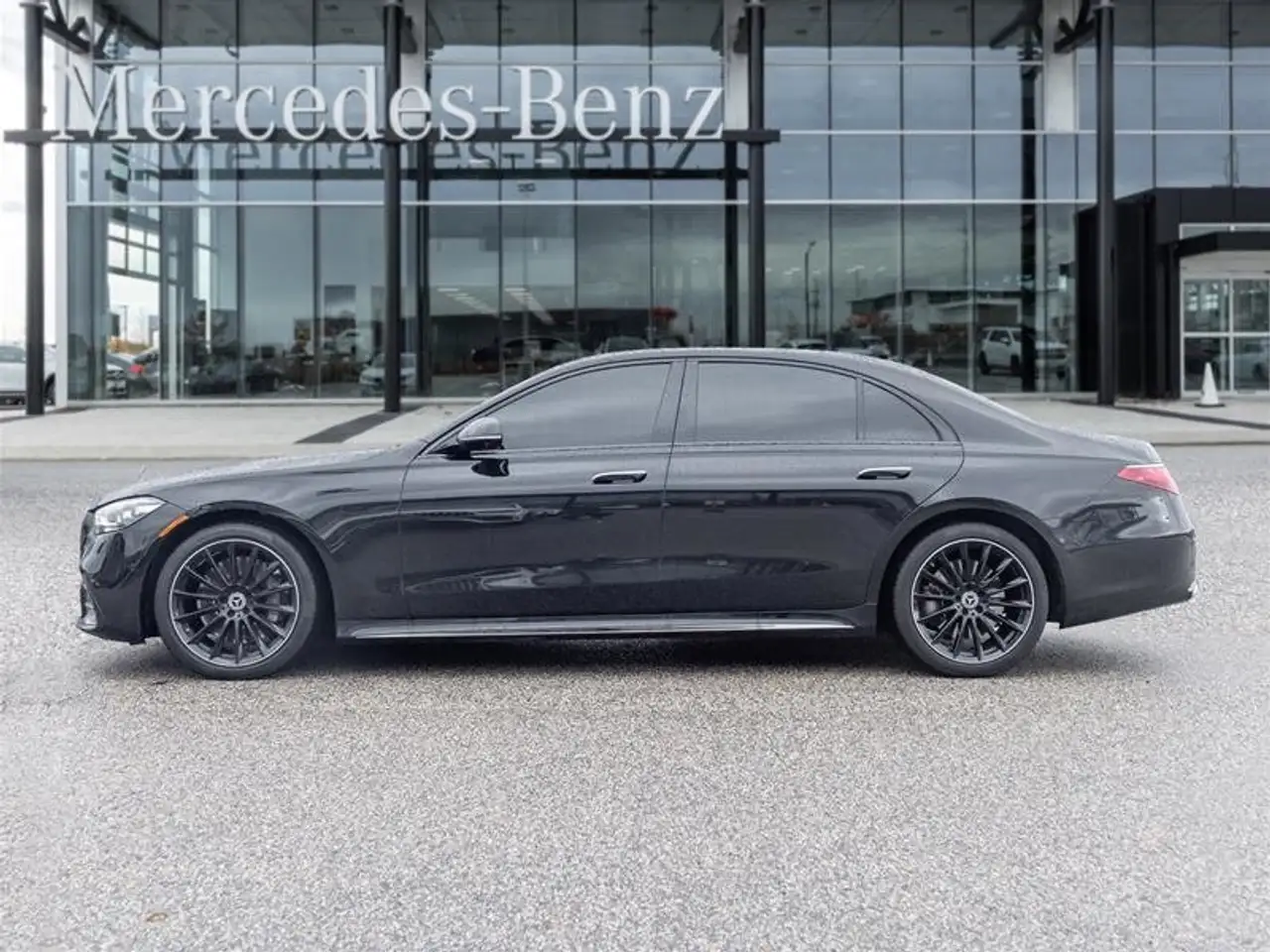 Mercedes-Benz S-Class снимка Mercedes-Benz S-Class