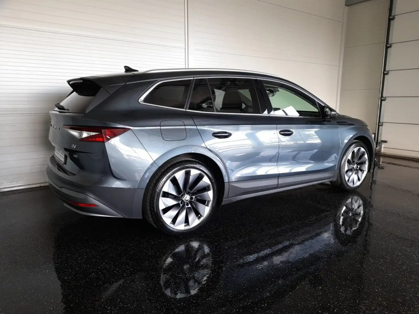 Skoda Enyaq 80 IV "SUITE2 82 kWh *LEDER MIT MEMORY / WÄRMEPUMPE / MATRIX-LED / 21 ZOLL / NAVI / AHV & KAMERA / ACC / E-KLAPPE* Grau - 2