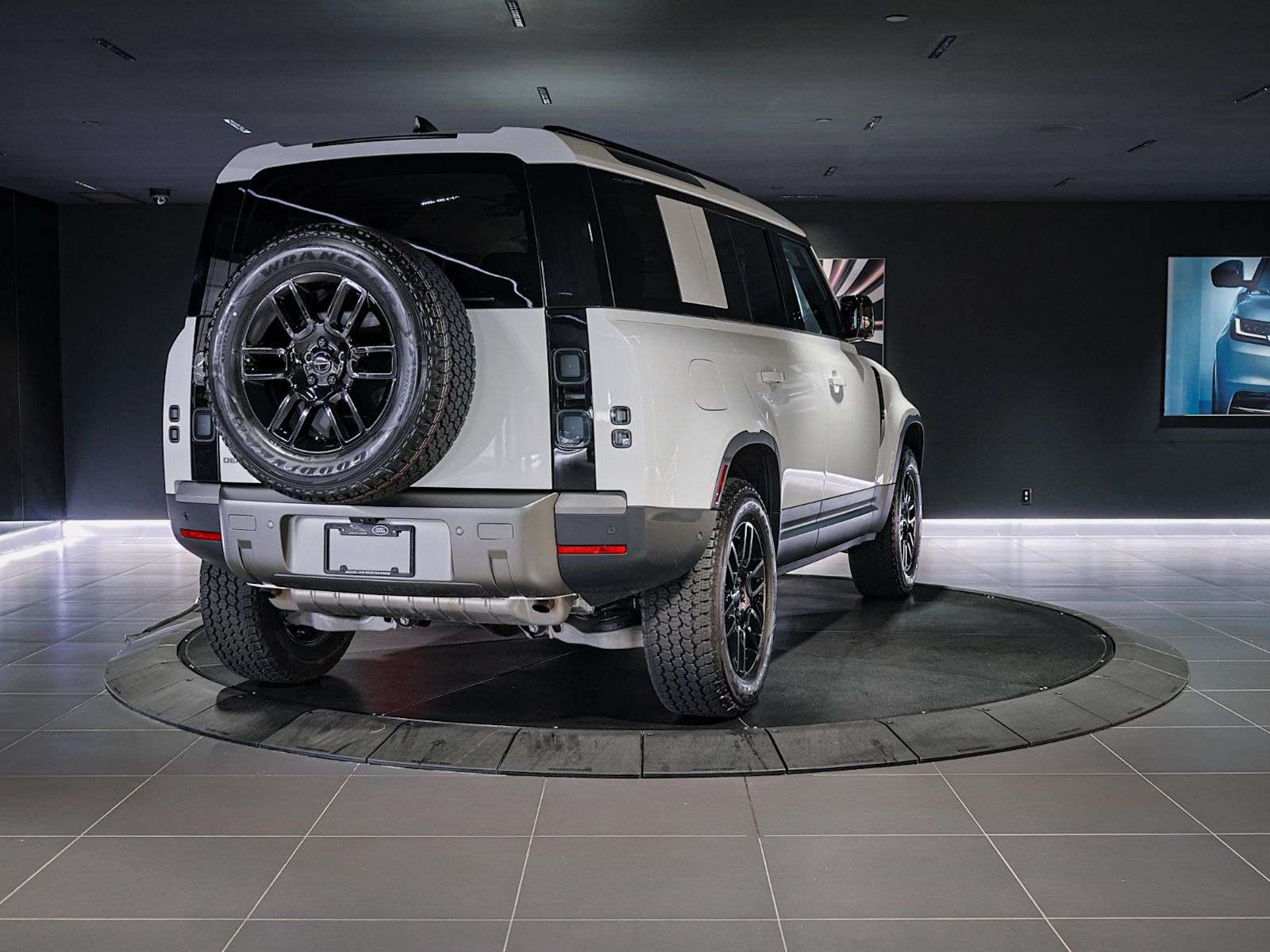 2026 Land Rover Defender Premium Interior Pkg | 19in Black Wheel | All-Terrain Tires — снимка 5