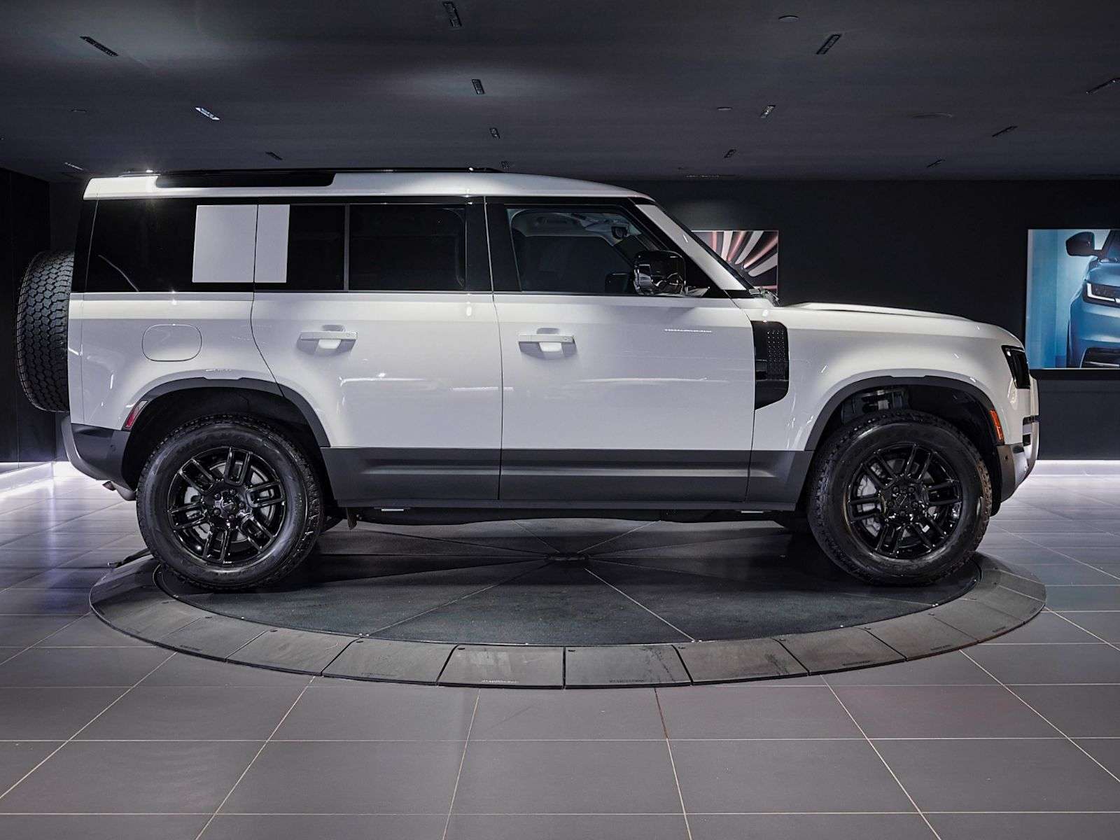 2026 Land Rover Defender Premium Interior Pkg | 19in Black Wheel | All-Terrain Tires — снимка 4