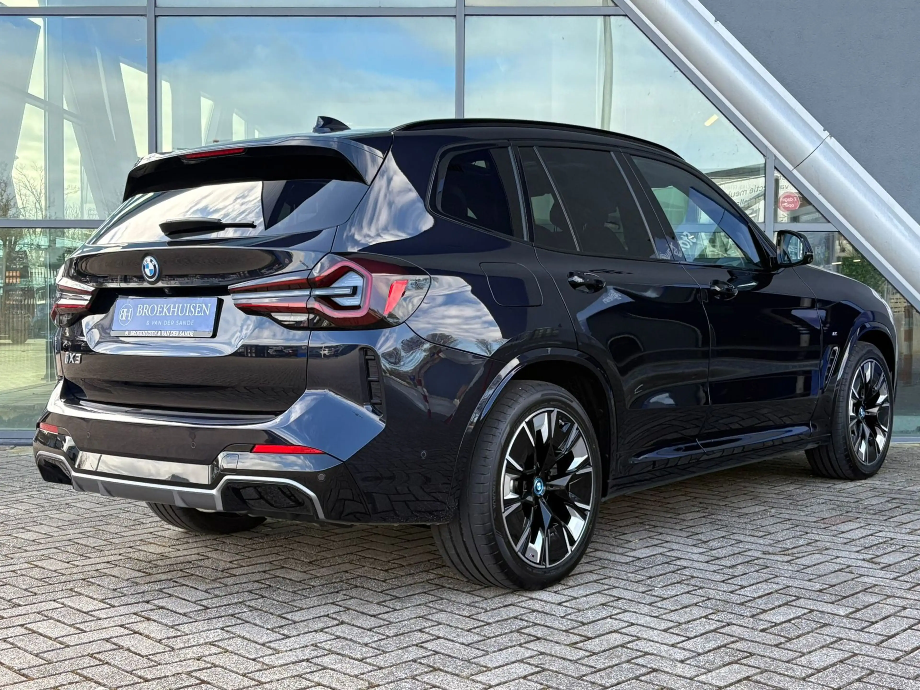 BMW iX3 High Executive Edition M-Sport 80 kWh Panoramadak — photo 2