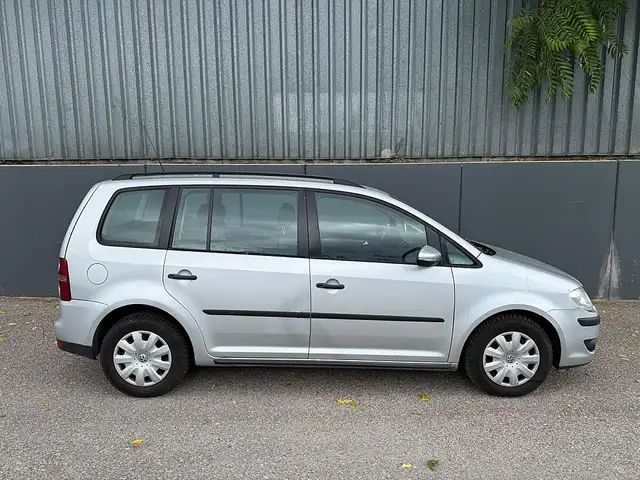 Volkswagen Touran view 3