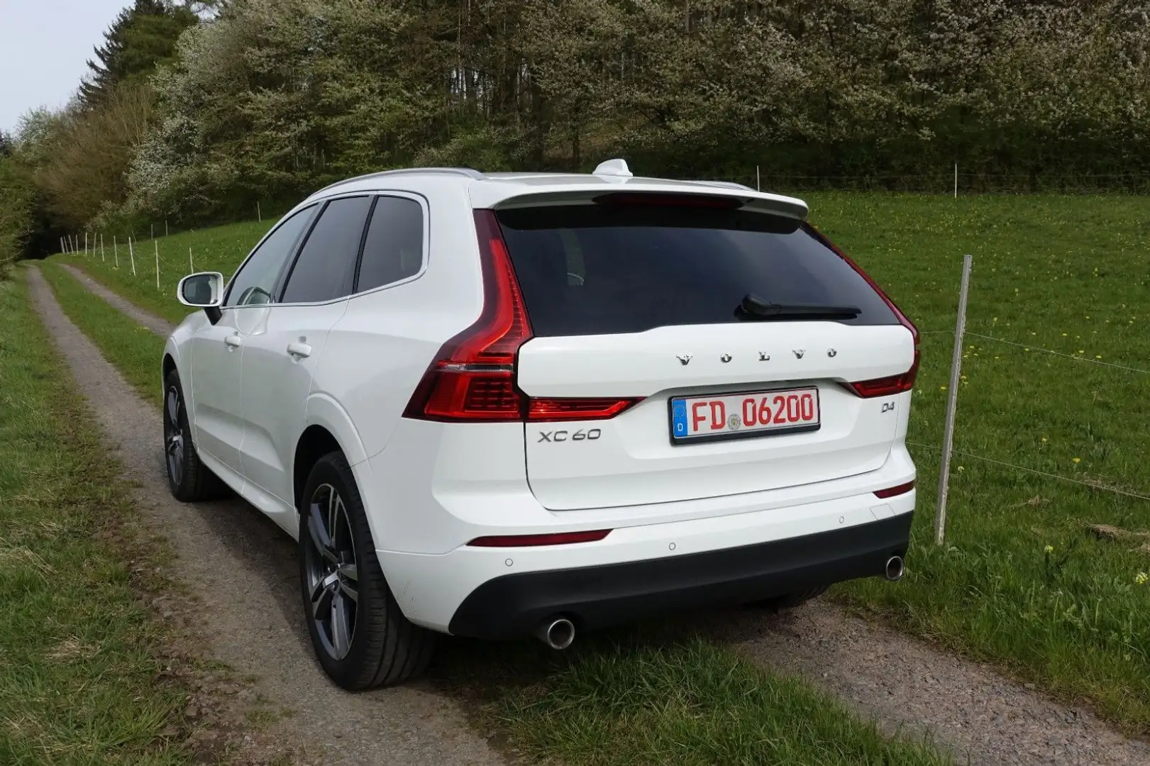 Volvo XC60 D4 Momentum Pro AHK*ACC*BLIS*STHZG*V-LED Weiß - 2