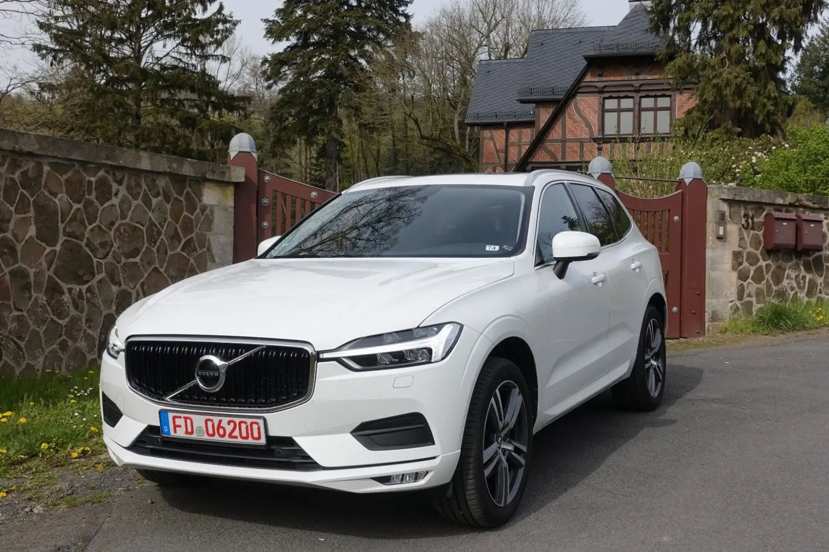 Volvo XC60 D4 Momentum Pro AHK*ACC*BLIS*STHZG*V-LED Weiß - 1