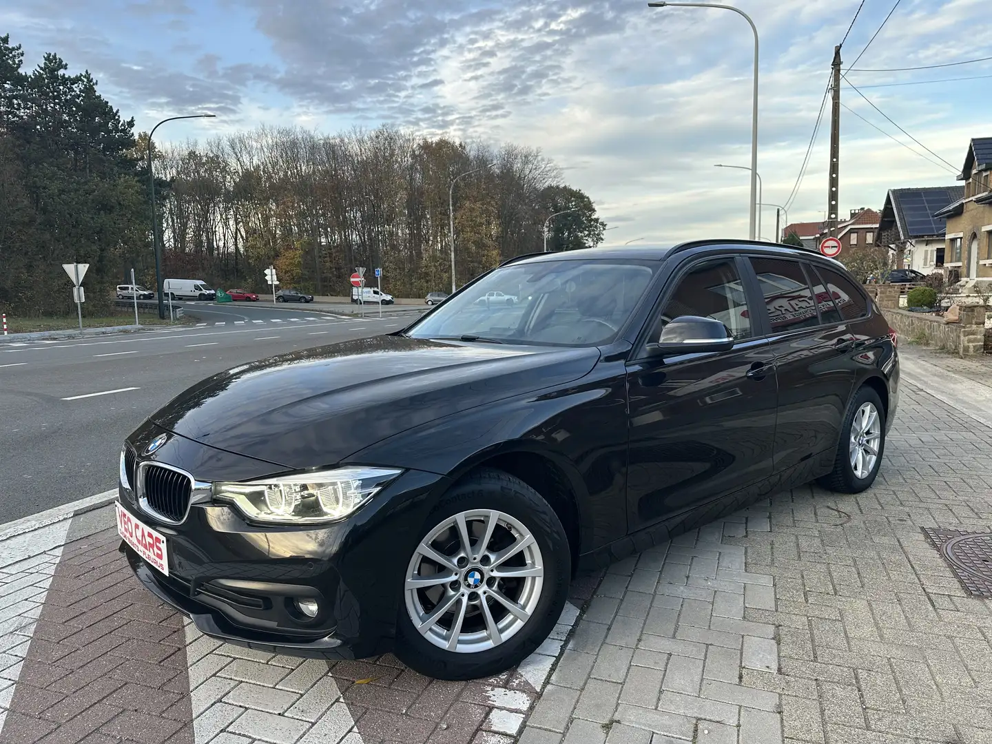 BMW 318 d Sport / GPS LED Cruise Capteurs CarPlay Noir - 2