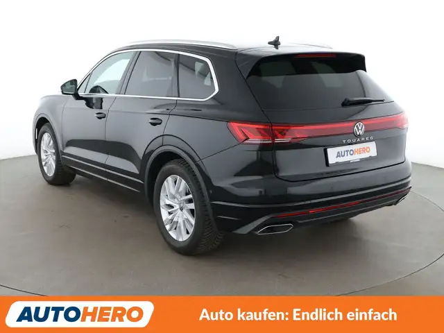 Volkswagen Touareg view 4