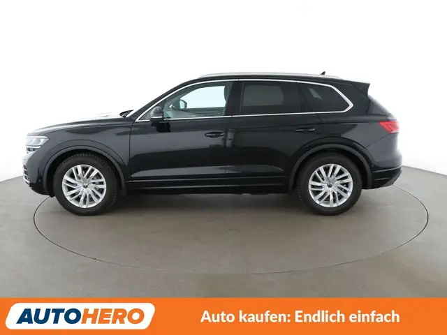 Volkswagen Touareg view 3