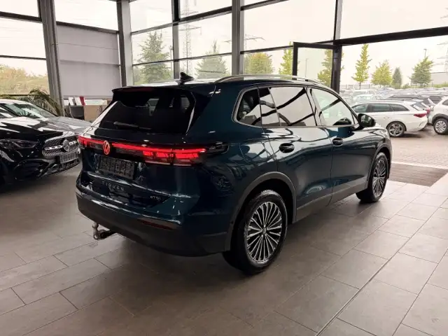 Volkswagen Tiguan view 4