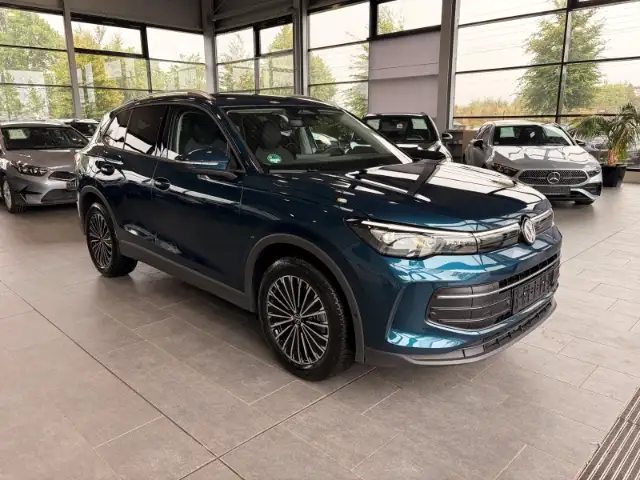 Volkswagen Tiguan view 3