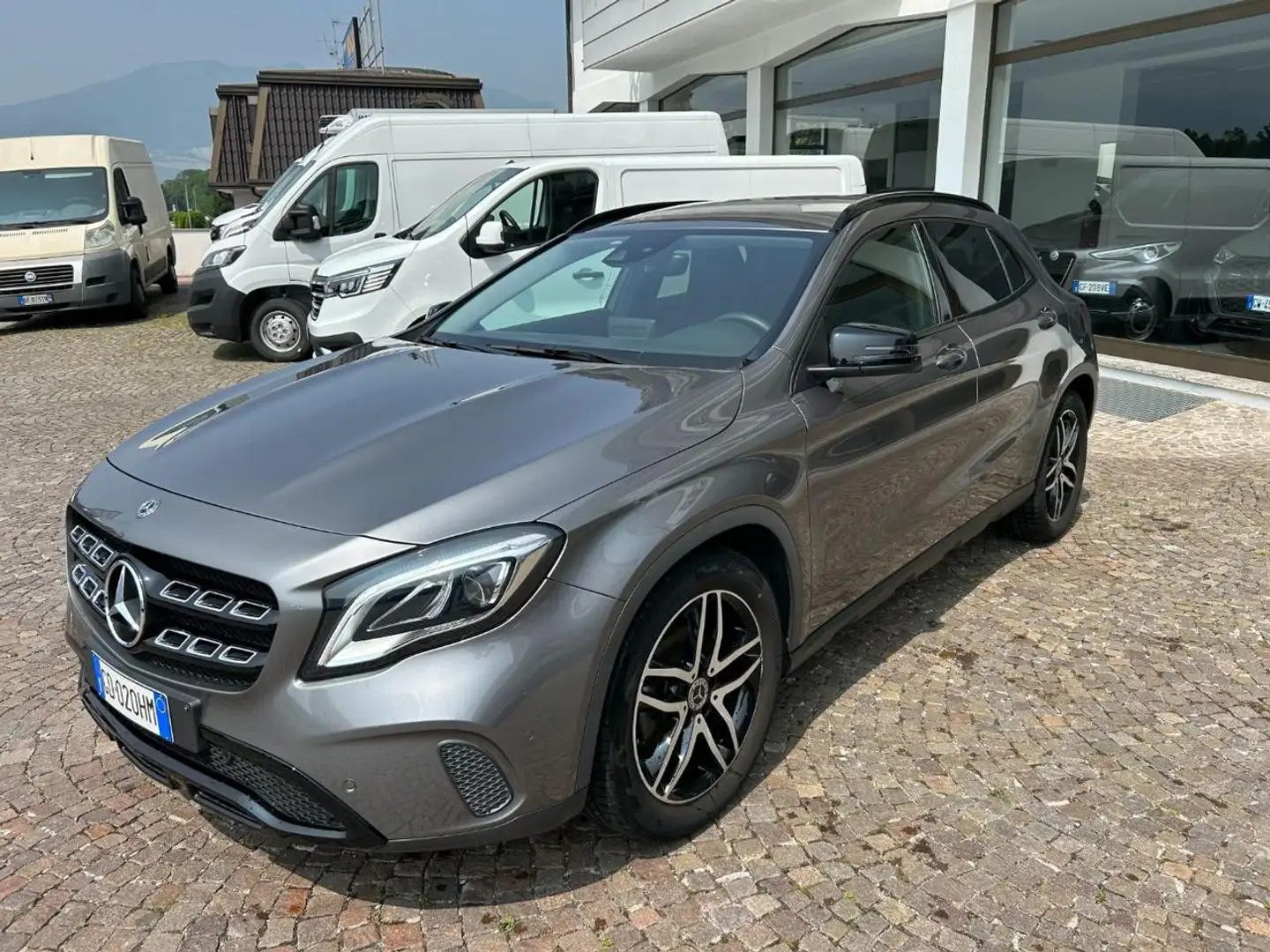 Mercedes-Benz GLA 180 Premium Grigio - 2