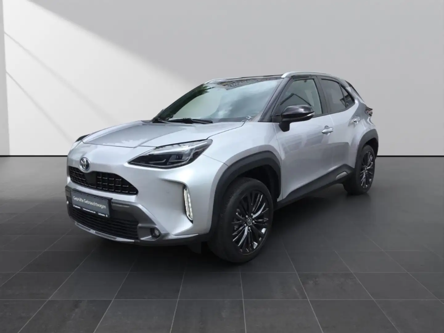 Toyota Yaris Cross 1.5 Hybrid AWD-i Adventure *AHK*NAVI* Silber - 1