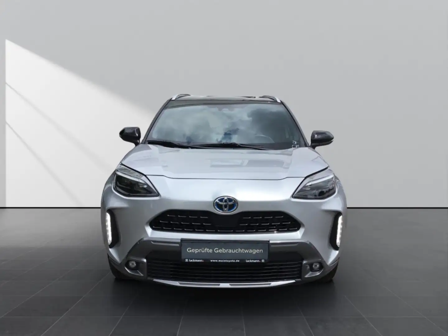 Toyota Yaris Cross 1.5 Hybrid AWD-i Adventure*AHK*NAVI* Silber - 2