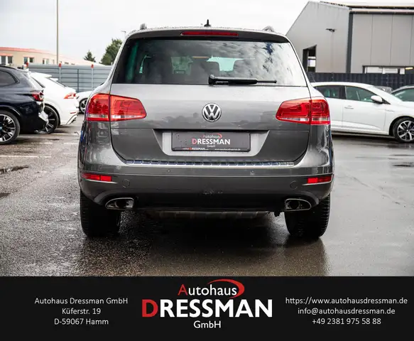 Volkswagen Touareg view 5