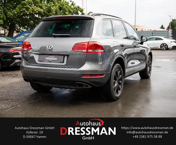 Volkswagen Touareg view 4